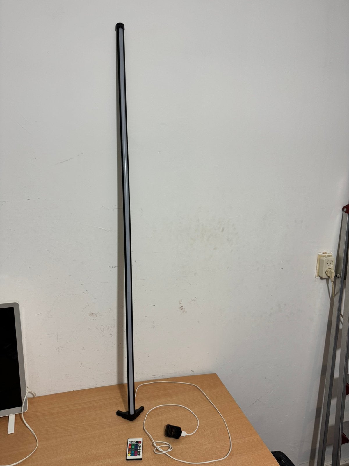 Mooie Grundig RGB Lamp 140 cm + AB + Adapter, Ophalen of Verzenden, Zo goed als nieuw