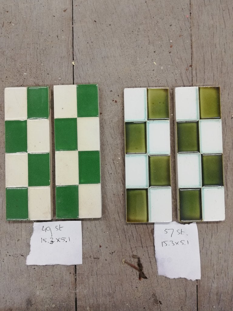 Antieke geblokte randtegels 49groen/creme en 57 mosgroen/wit