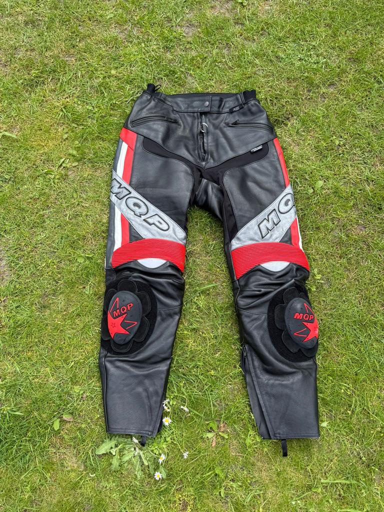 MQP lederen motorpak (jas 44, broek 42 | M) met protectoren, Motoren, Kleding | Motorkleding, Ophalen of Verzenden, Tweedehands