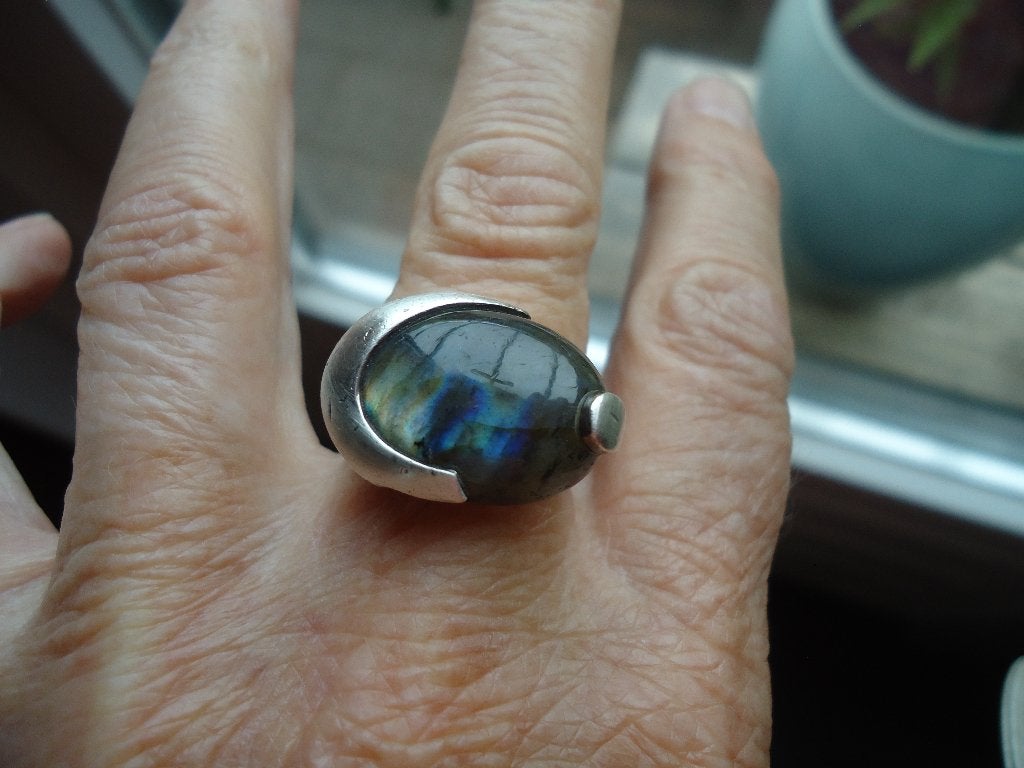 mooie echt zilveren zware ring 925 met labradoriet mt 17,75, Gebruikt, Ophalen of Verzenden, 17 tot 18, Met edelsteen
