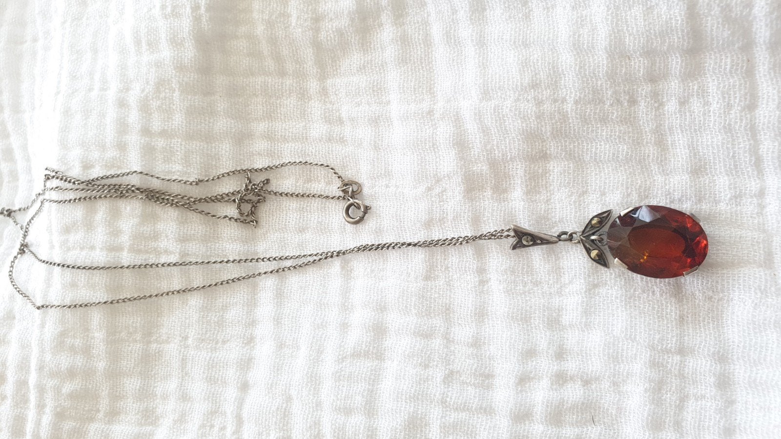 Zilveren ketting met Rode steen  hanger, Ophalen of Verzenden, Zilver, Hanger