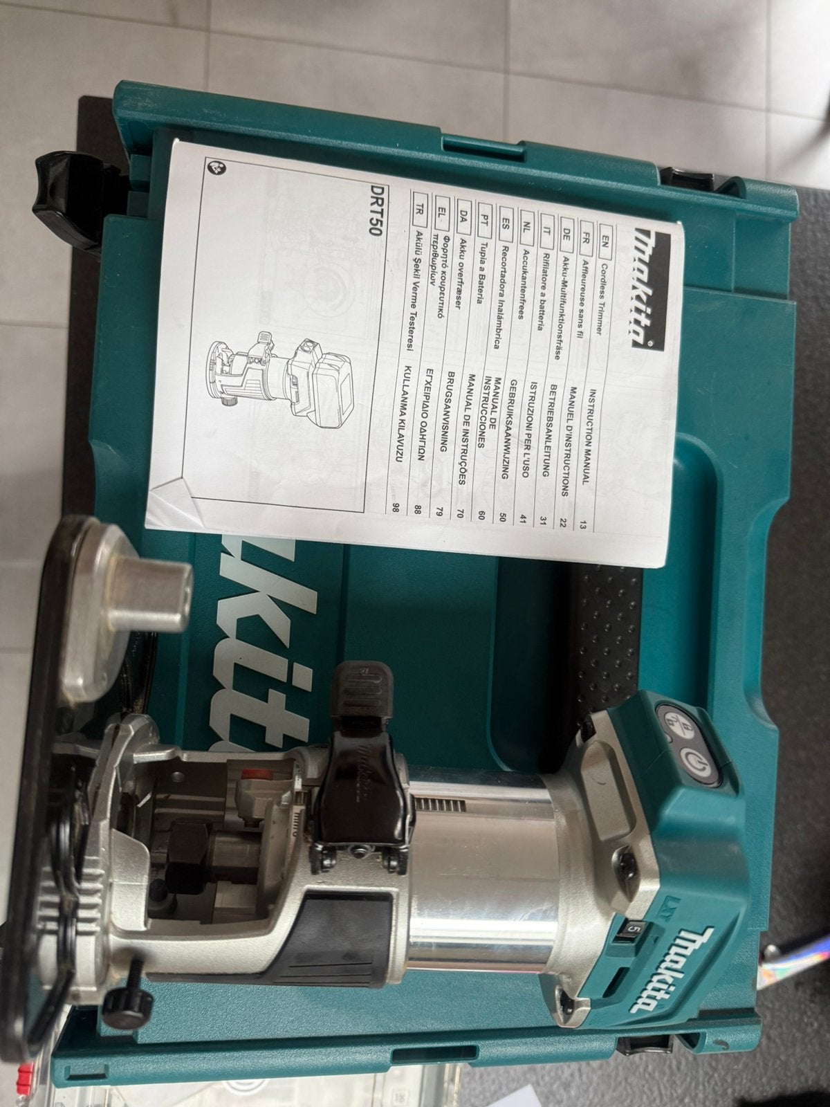 Makita DRT50RJX3 kantenfrees + Bosch frezenset, Doe-het-zelf en Verbouw, Ophalen, Zo goed als nieuw, Accu, Overige soorten