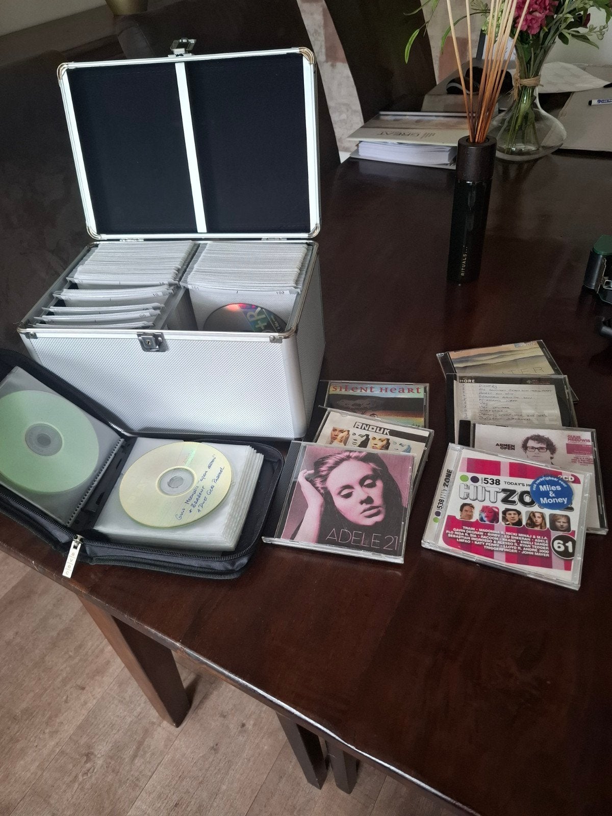 CD-koffer met mapje en diverse CD's (o.a. Adele, Anouk), Ophalen, Gebruikt