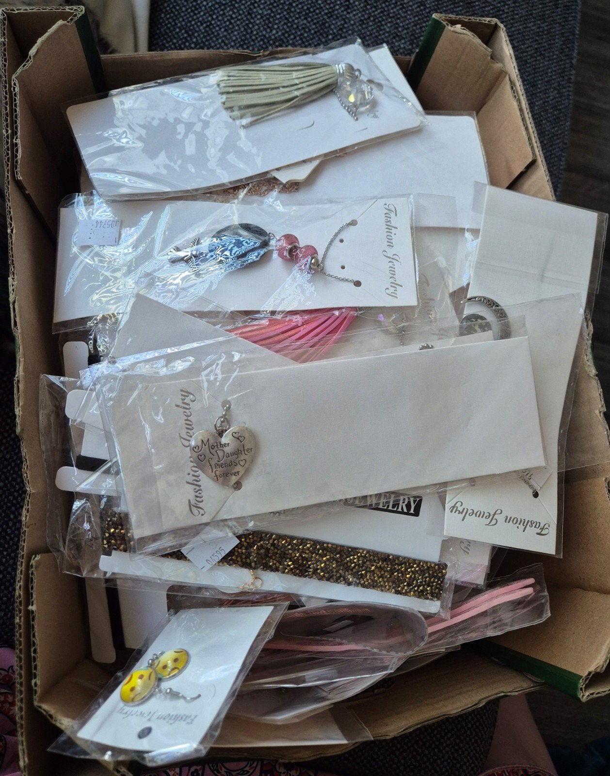 200 stuks sieraden mix partij nieuw in verpakking, Ophalen of Verzenden