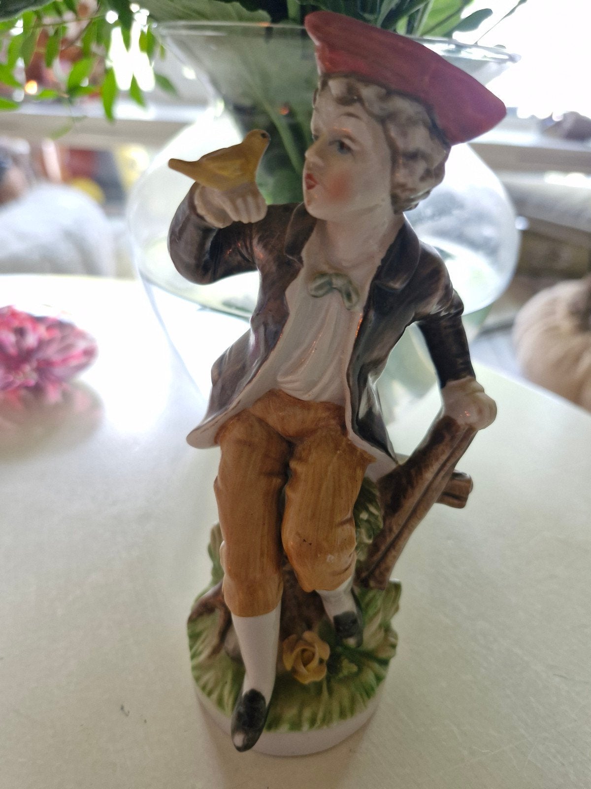 Vintage porseleinen beeldje jongen met vogel, Verzamelen, Beelden en Beeldjes, Ophalen of Verzenden, Gebruikt, Mens