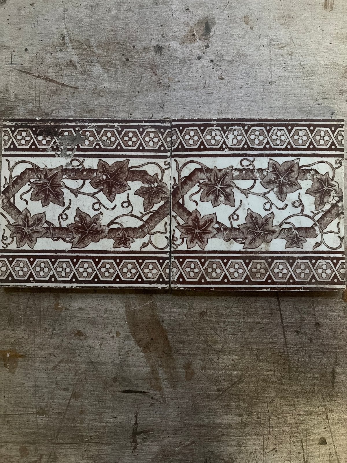 Antieke decoratieve tegels met klimopmotief, Antiek en Kunst, Antiek | Wandborden en Tegels, Ophalen of Verzenden
