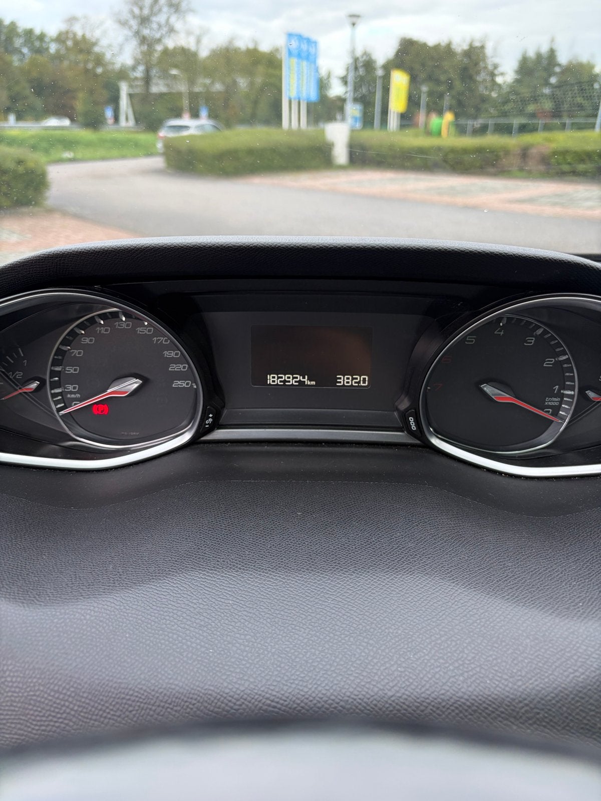 Foto 15 van Peugeot 308 1.2 E-thp 130pk 2015 Zwart LEKT KOELVLOEISTOF