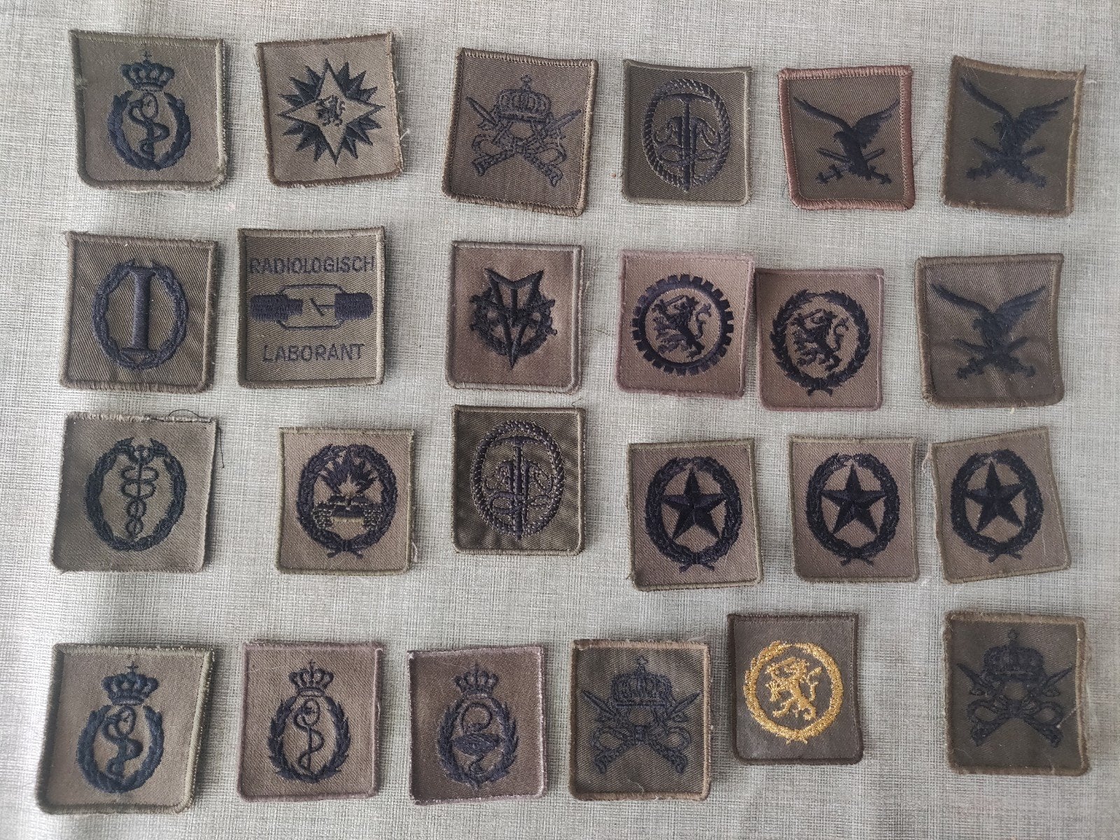 24 borstem patches, Ophalen of Verzenden, Landmacht, Nederland, Embleem of Badge