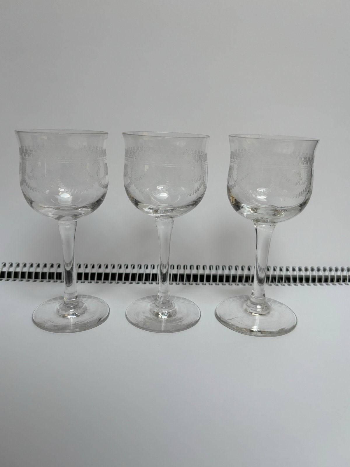 Set van 3 antieke borrelglaasjes met gravure, Verzamelen, Glas en Borrelglaasjes, Ophalen, Gebruikt, Borrel- of Shotglas