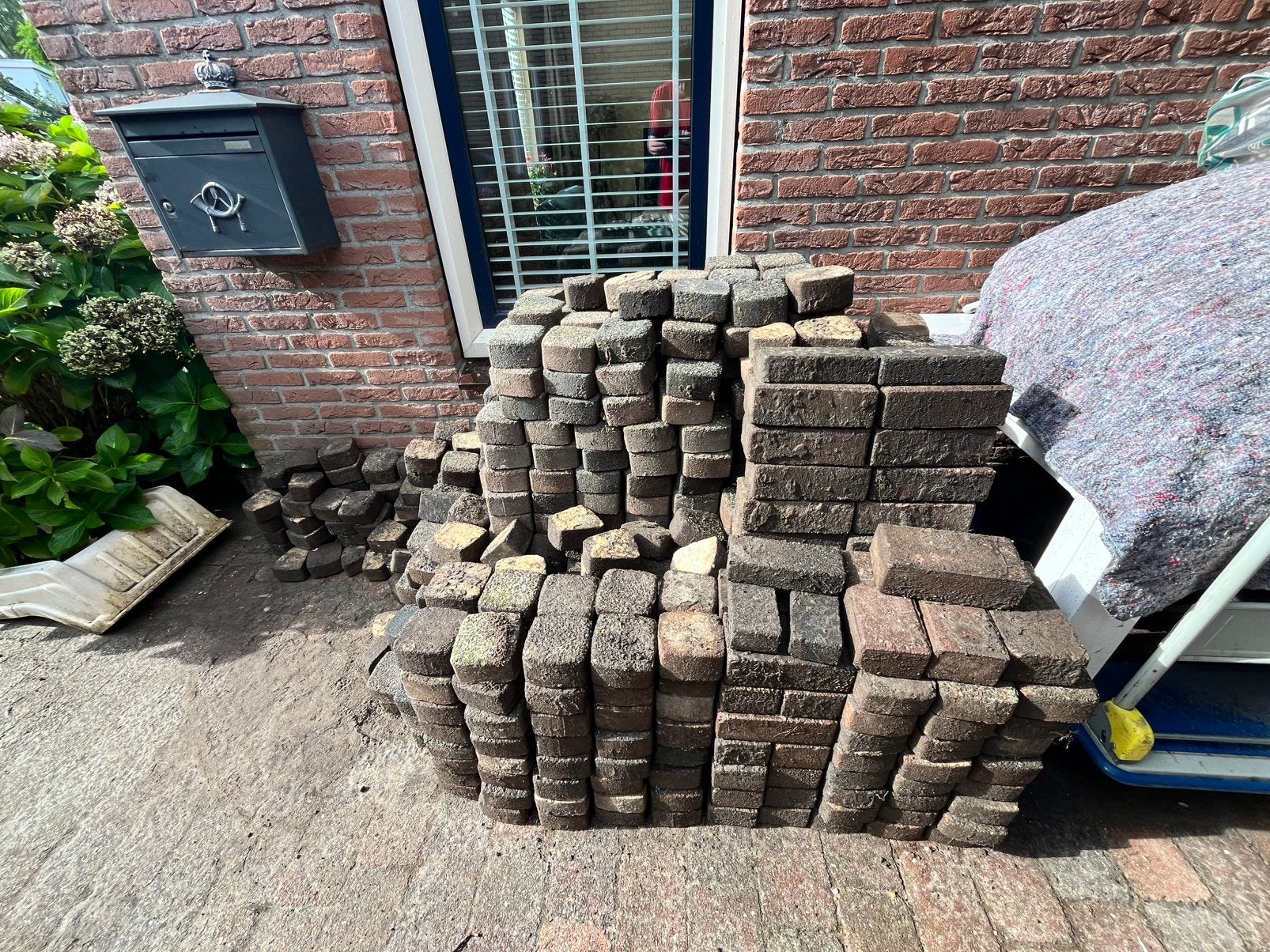 Gratis stenen, Tuin en Terras, Tegels en Klinkers, Ophalen, Zo goed als nieuw, Beton, Klinkers