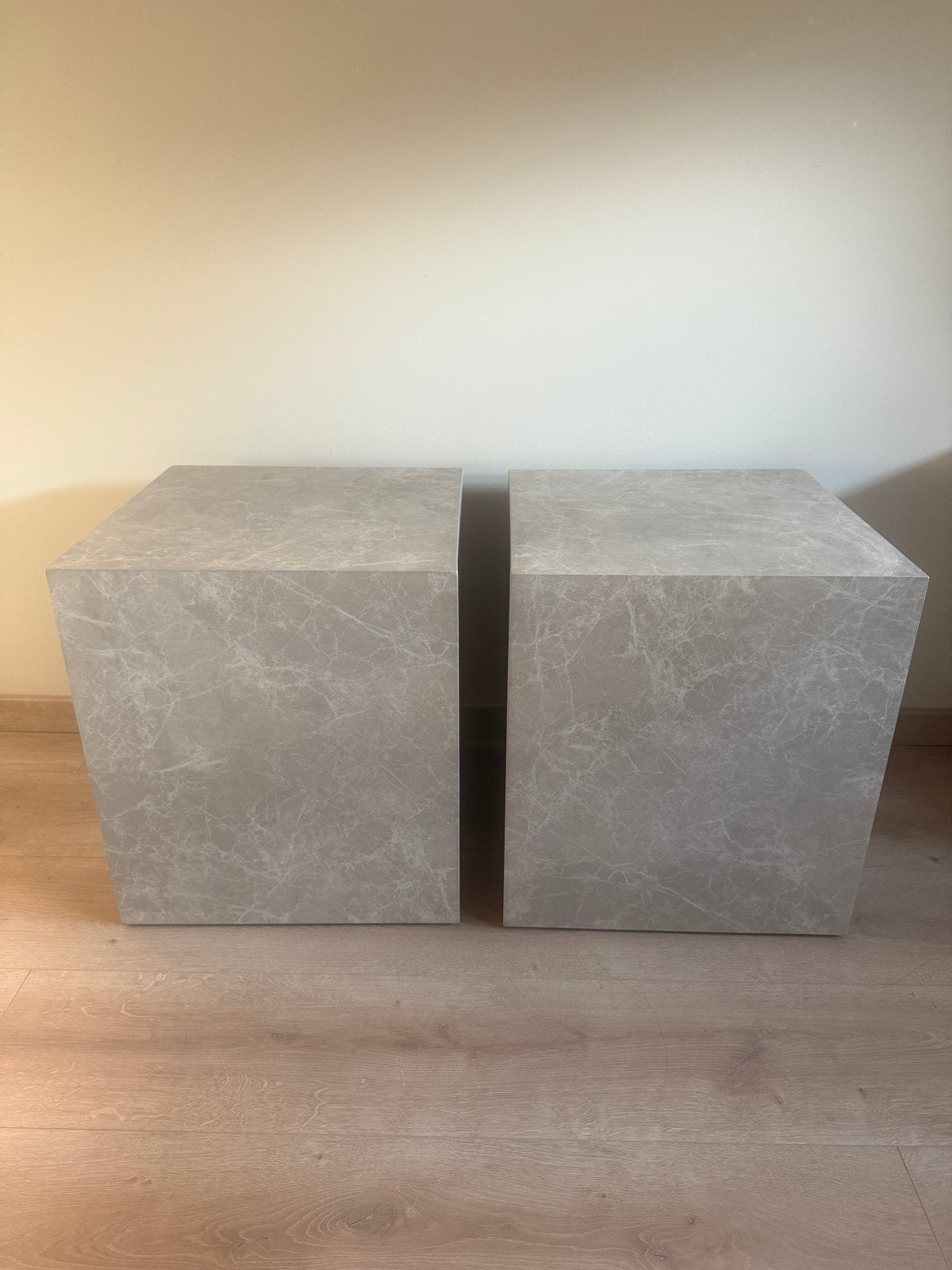 H&M Home / Venture Home Nachtkastjes/Bijzettafeltjes, Overige materialen, Minder dan 55 cm, Vierkant, Zo goed als nieuw