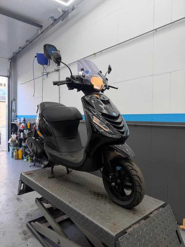 Piaggio Zip Scooter - Zwart, Goed Onderhouden, Maximaal 45 km/u, Zip, Ophalen of Verzenden, Zo goed als nieuw