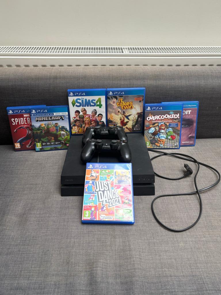 PS4 met 2 controllers en 7 games, Ophalen, Met 2 controllers, Original, 500 GB