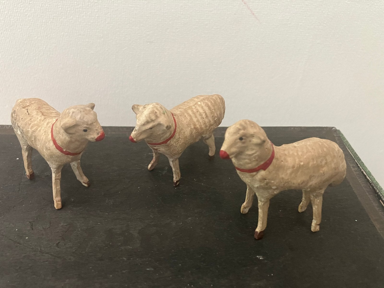 Drie antieke schaapjes met houten poten, Antiek en Kunst, Ophalen of Verzenden