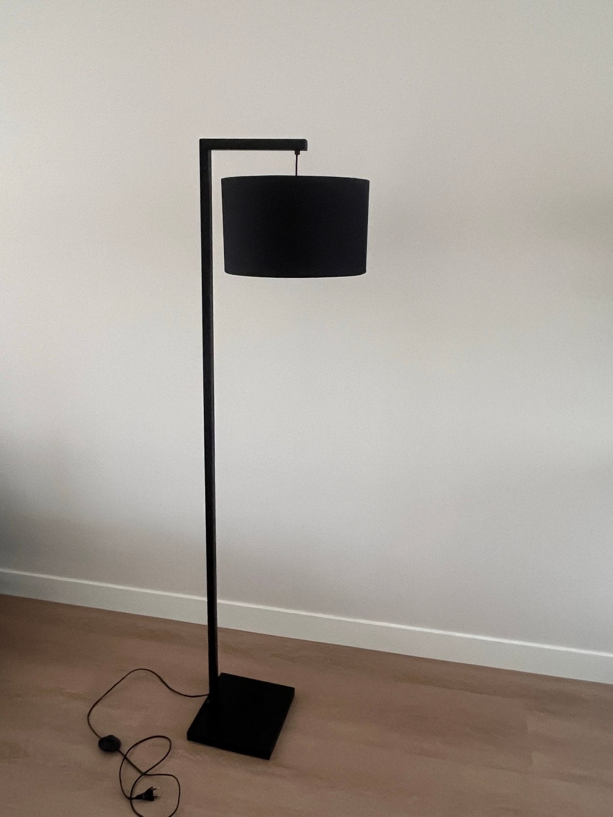 Kwantum Vloerlamp Avoir Zwart - Zo goed als nieuw, Huis en Inrichting, Lampen | Vloerlampen, Ophalen, E27 (groot), Zo goed als nieuw