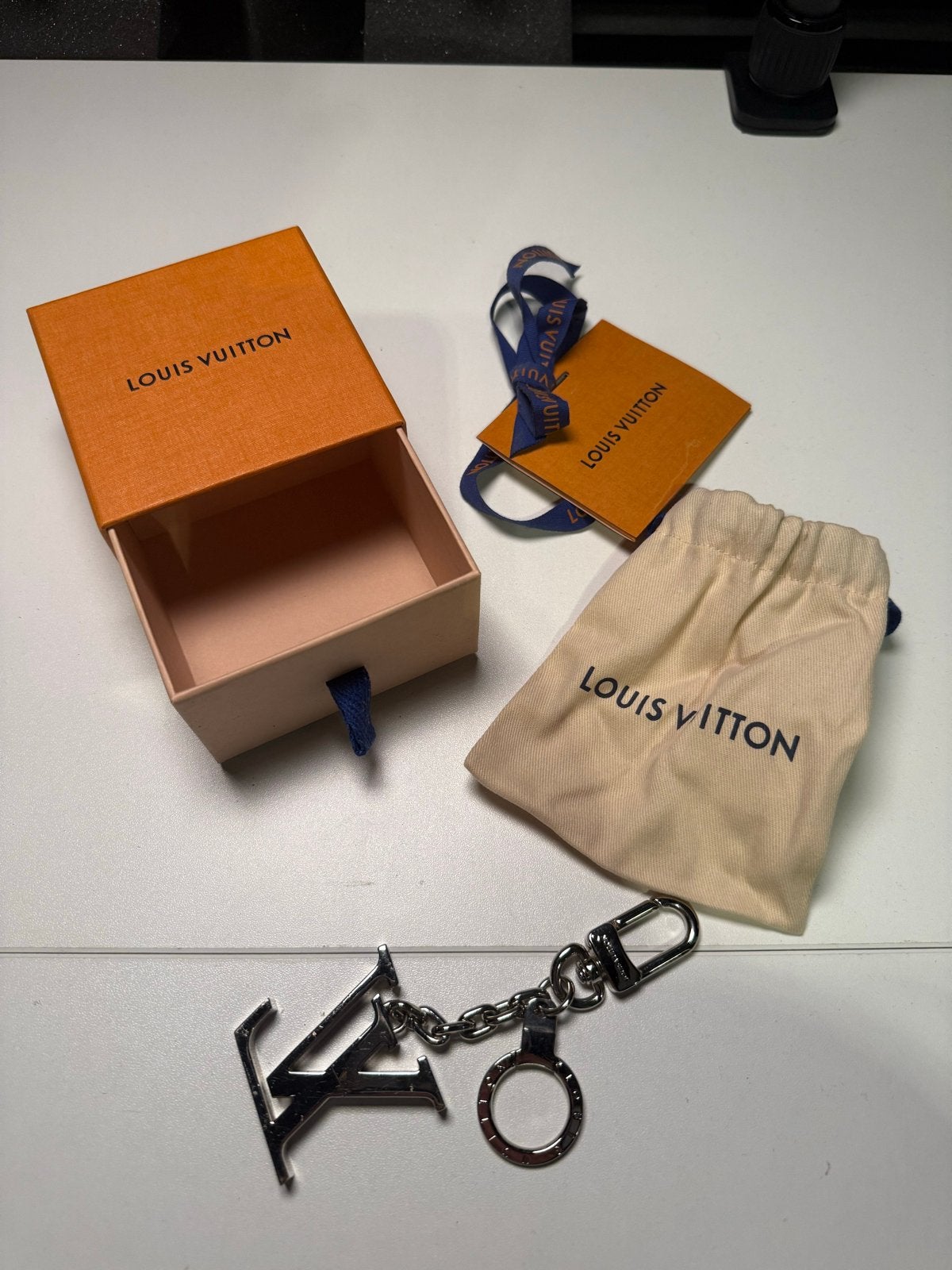 Louis Vuitton Sleutelhanger - LV Dimension Key Holder, Ophalen of Verzenden, Zo goed als nieuw, Merk