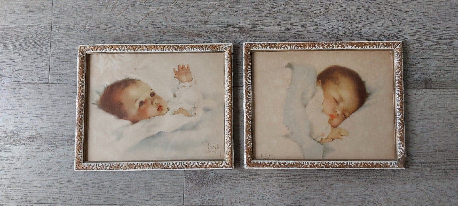 Set van 2 vintage baby prints in sierlijke lijsten, Ophalen, Minder dan 50 cm, Gebruikt, Print
