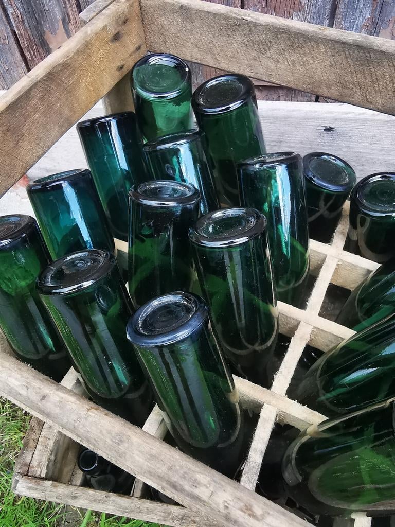 Oude bierkrat met 20 groene flessen set Miekje, Ophalen