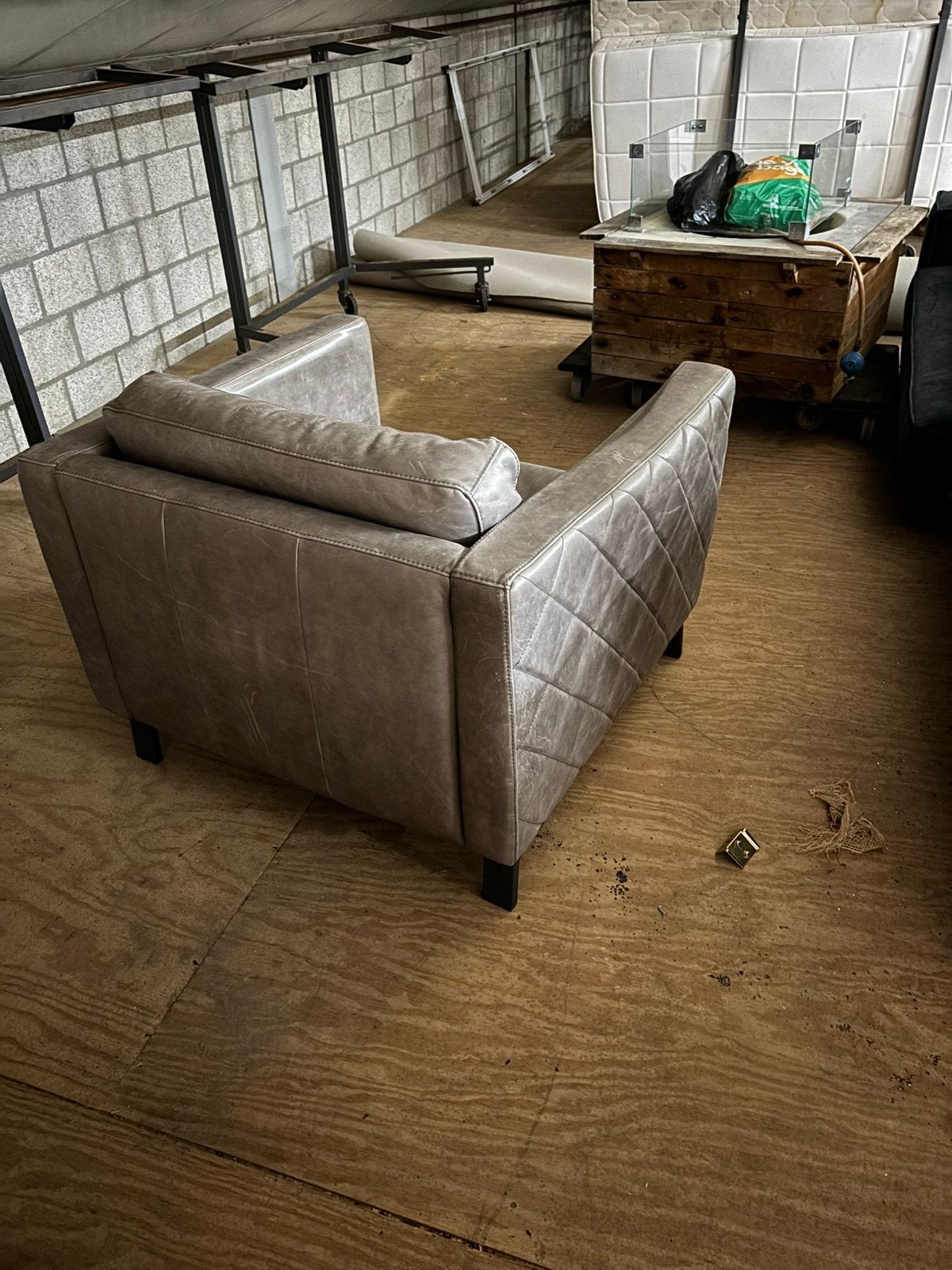 Stijlvolle grijze leren fauteuil - Comfortabel en modern, Ophalen, Gebruikt, Leer, Eén