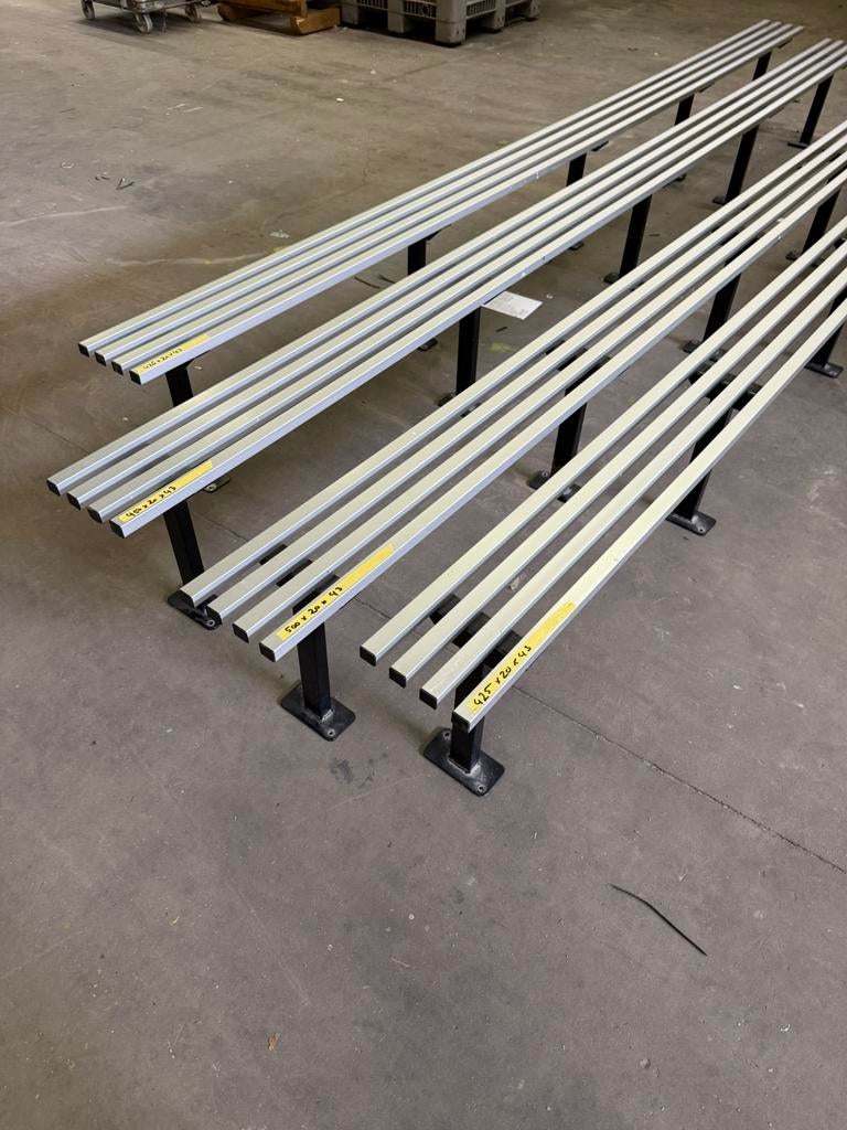 Kleedkamerbankjes aluminum diverse lengtes 425/450/500, Ophalen, Overige maten, Overige materialen, 300 cm of meer