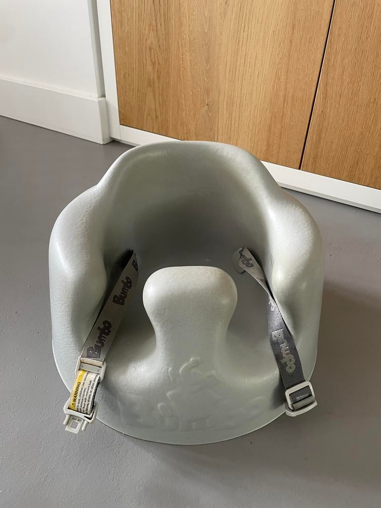 Bumbo baby stoel met eetblad - Grijs, Kinderen en Baby's, Kinderstoelen, Ophalen, Gebruikt, Overige typen, Afneembaar eetblad