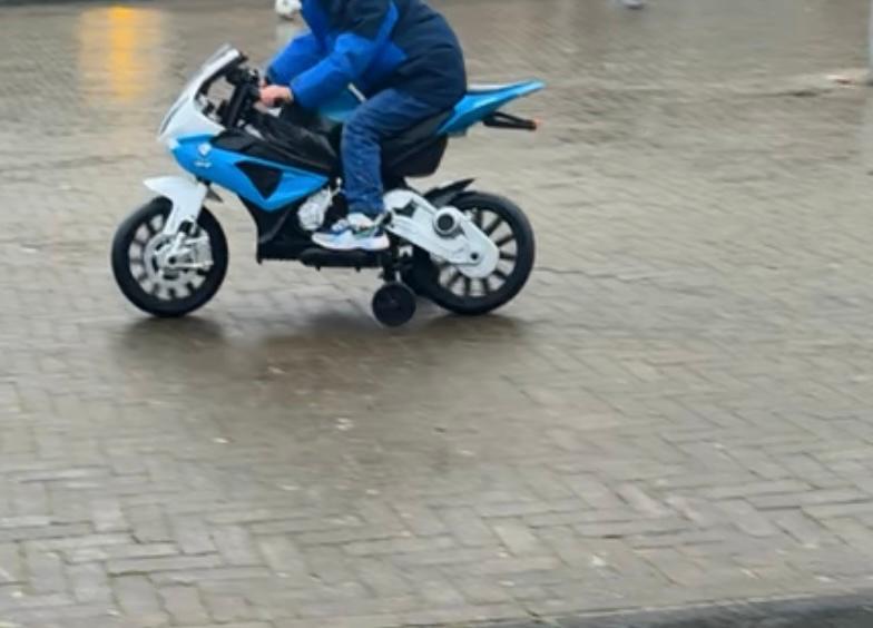 Elektrische kinderscooter, Ophalen of Verzenden, Zo goed als nieuw, Auto