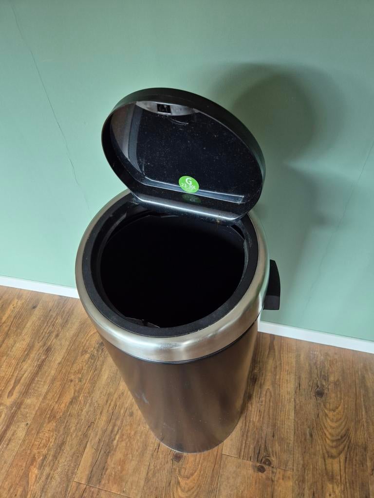 Brabantia vuilnisbak - Zwart met RVS rand, Ophalen, Gebruikt, 50 tot 75 cm, 20 tot 30 liter