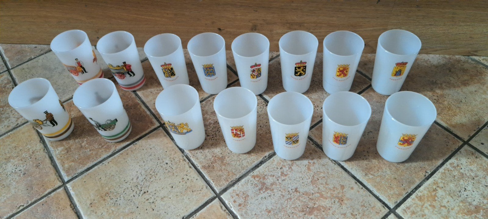 Set van 15 vintage melkglas bekers met provinciewapens en be, Ophalen of Verzenden, Nieuw