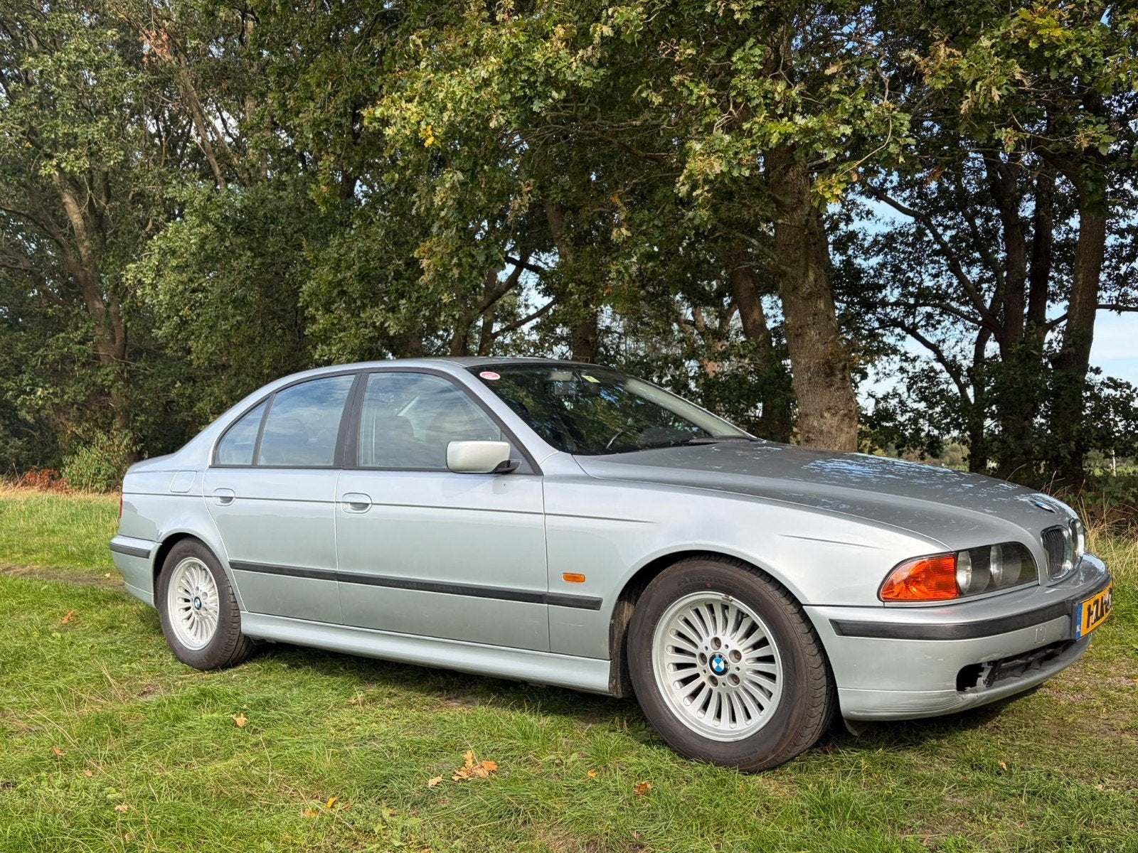 BMW E39 528i 2 jaar apk, Auto's, Achterwielaandrijving, Zwart, 2000 kg, 1445 kg
