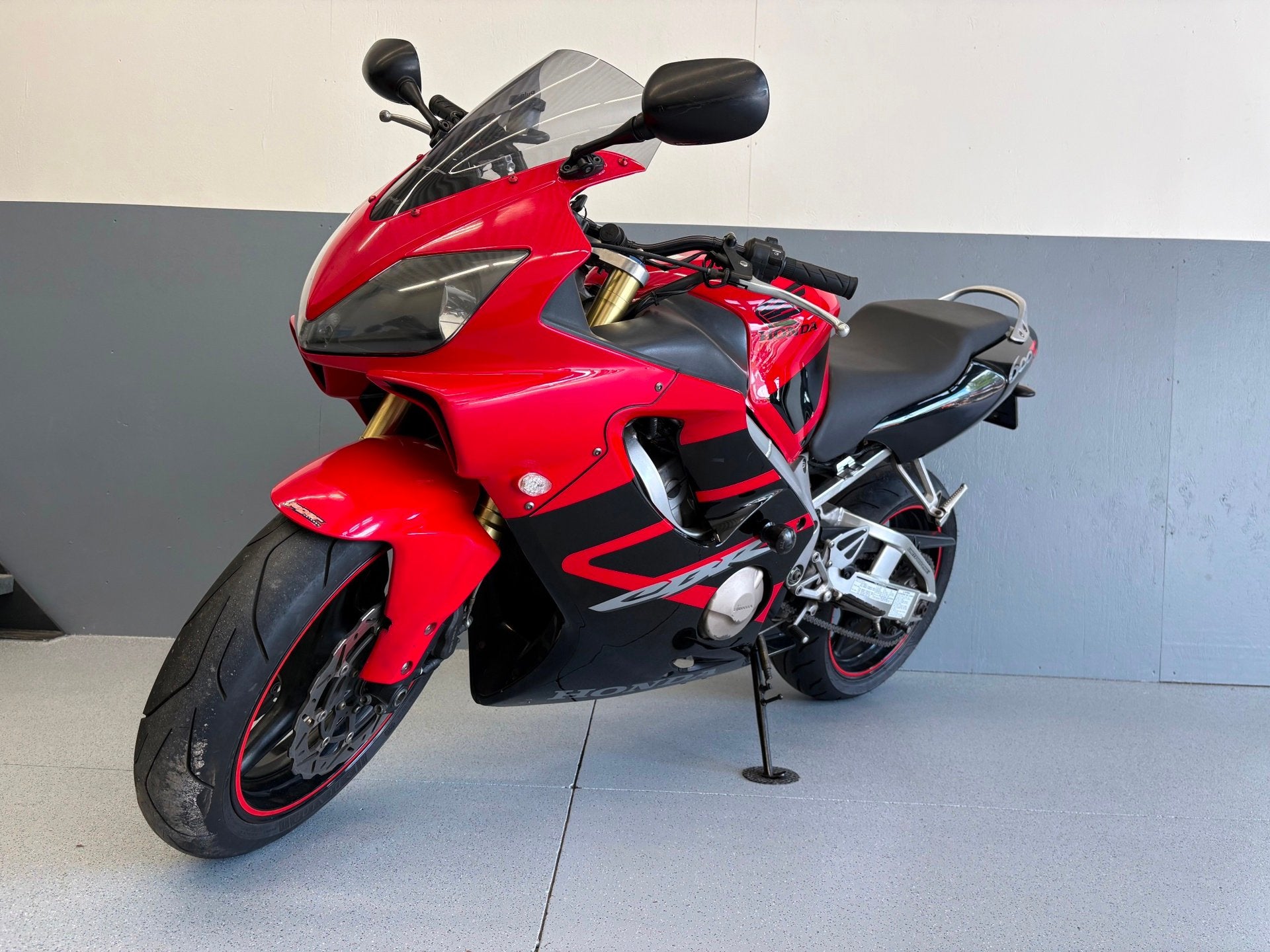 Honda Sport CBR 600F / RED - BLACK / AKRAPOVIC / CUSTOM STUU, Sport, Meer dan 35 kW, 599 cc, Handgeschakeld