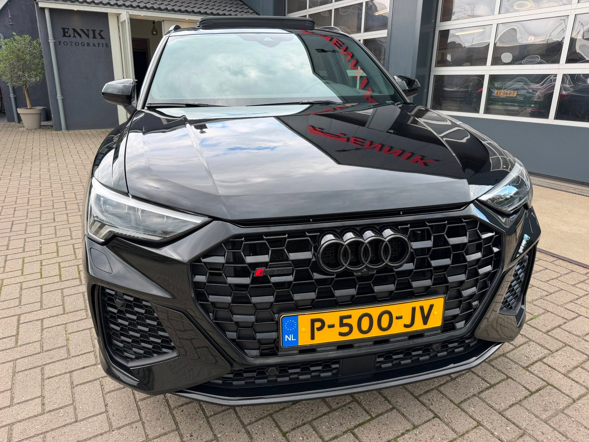 Audi RS Q3 2.5 TFSI RS Quattro 400PK / Pano / RS Seats / B&O, Auto's, Dealer onderhouden, Gebruikt, Zwart, Bedrijf