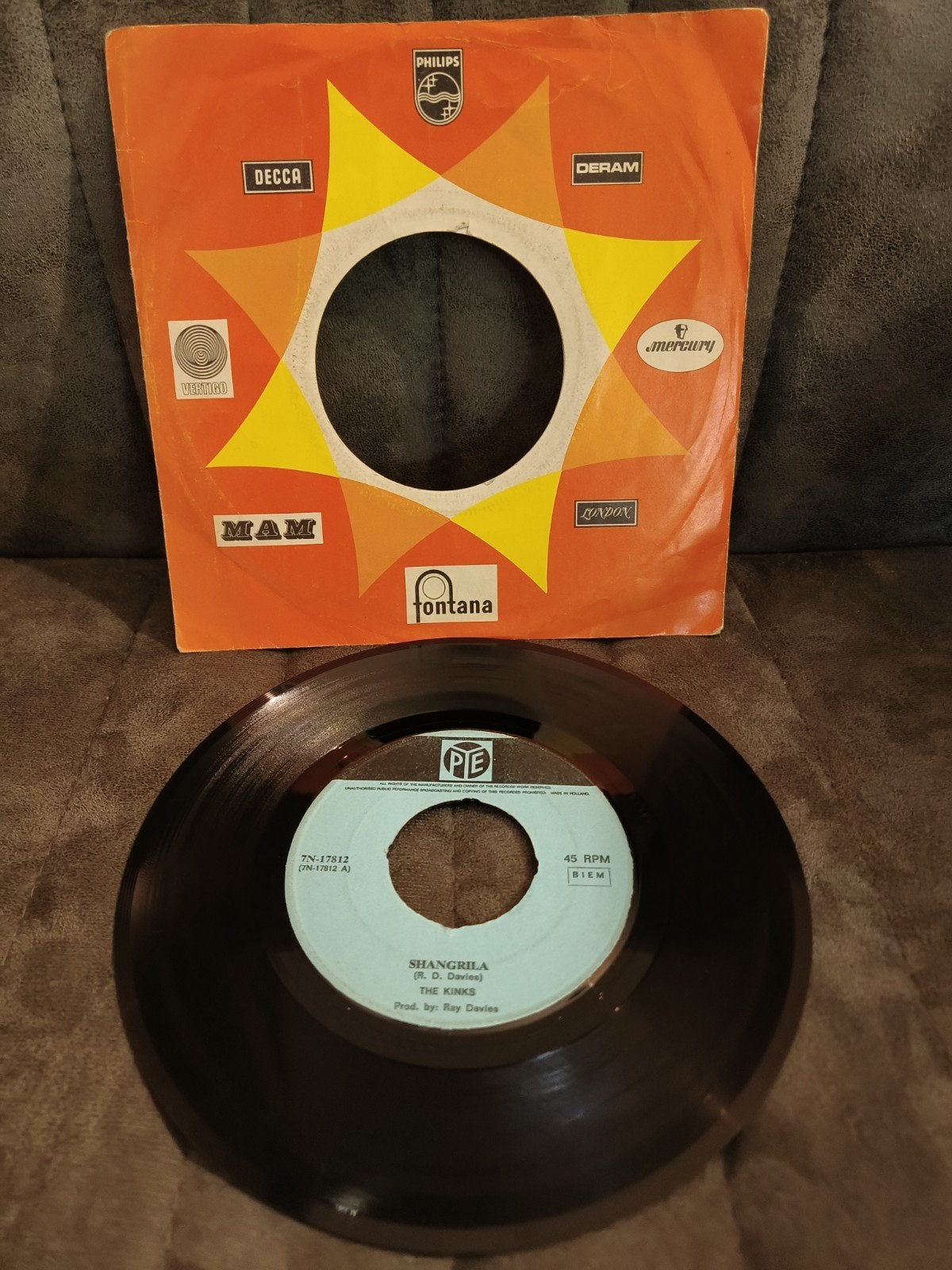 The Kinks - Shangri-La / This Man He Weeps Tonight (7 inch), Gebruikt, 7 inch, Ophalen of Verzenden, EP