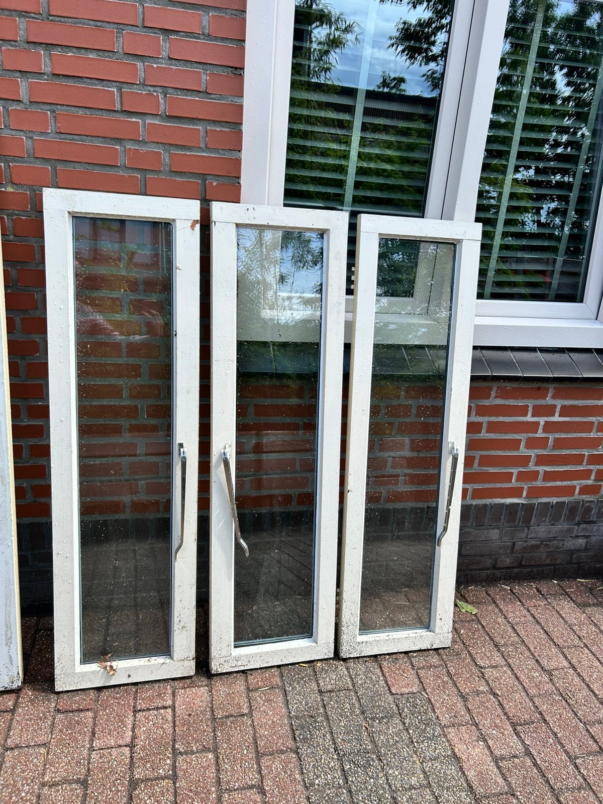 Drie hardhouten ramen met dubbelglas en hang- en sluitwerk, Doe-het-zelf en Verbouw, Kozijnen en Schuifpuien, Ophalen, Gebruikt
