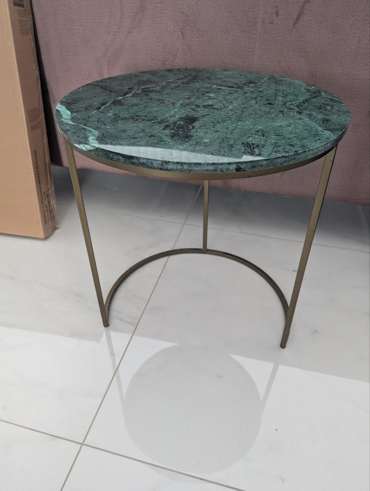 Ronde bijzettafel met groen marmeren blad, Modern, Klassiek, Minder dan 55 cm, Metaal of Aluminium, Rond