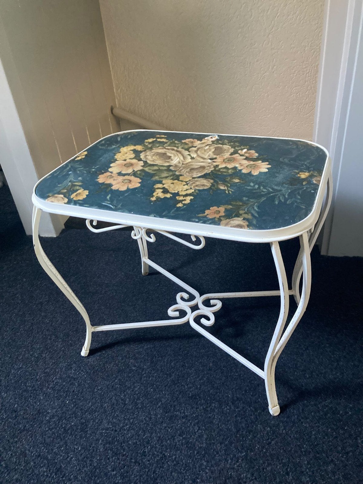 Prachtig tafeltje klein gaatje in de bekleding 15€, Ophalen of Verzenden, Rond, Minder dan 55 cm, 45 tot 60 cm