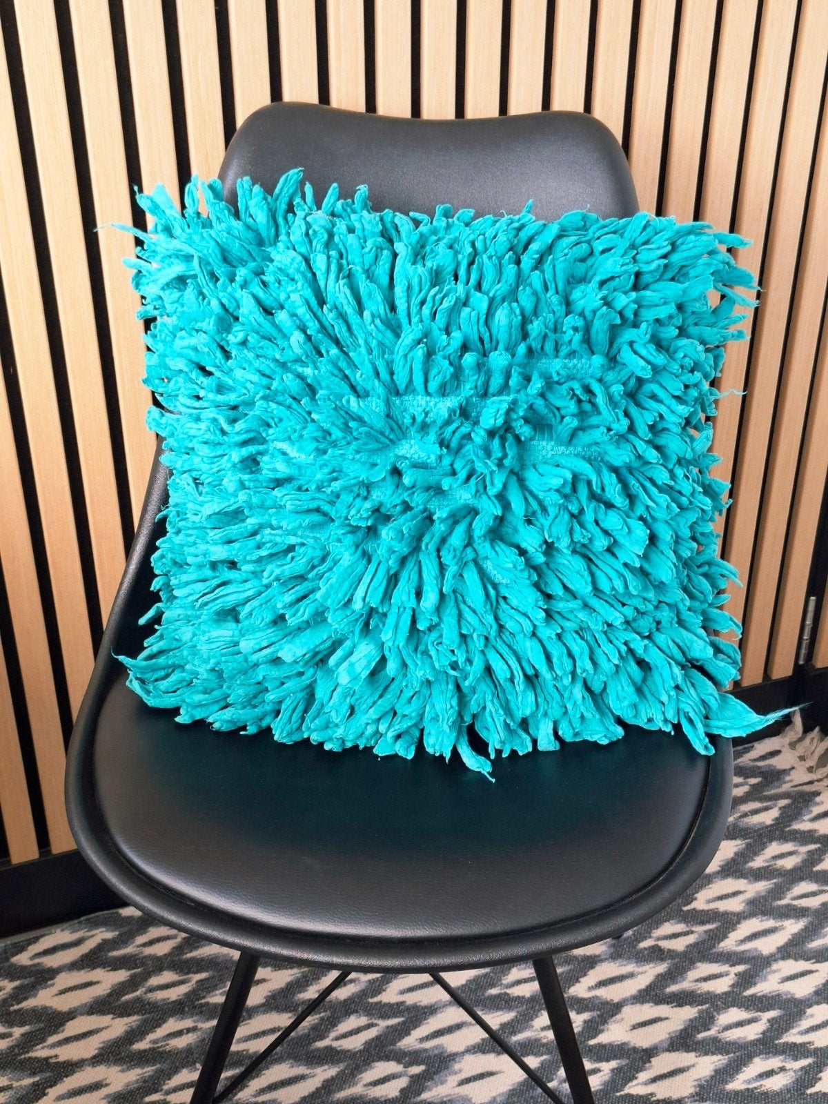 Sierkussenhoes fluffy turquoise blauw shaggy boho, Ophalen of Verzenden, Zo goed als nieuw