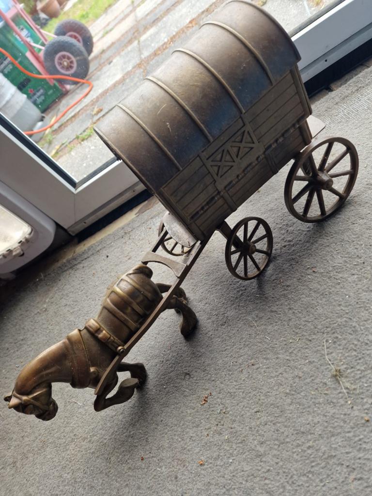 Geel koper paard met huifkar, Ophalen