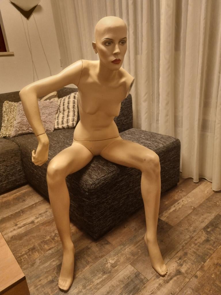 Mooie Rootstein zittende etalagepop paspop mannequin, Verzamelen, Poppen, Ophalen, Gebruikt, Pop