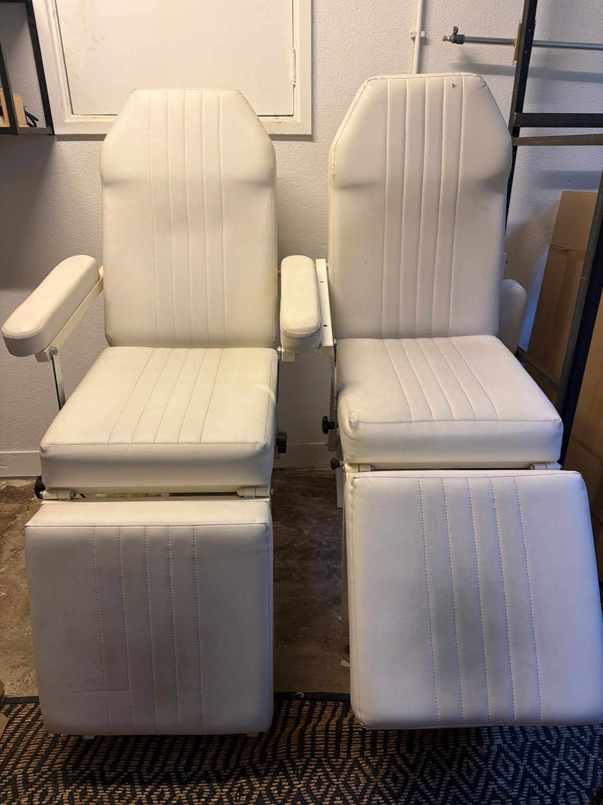 2x Behandelstoel / Pedicurestoel - Wit, Huis en Inrichting, Stoelen, Ophalen, Kunststof, Gebruikt, Twee