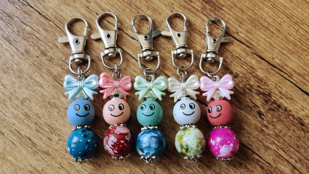 Gelukspoppetjes strik sleutelhanger tashanger div. kleuren, Verzenden, Nieuw, Knuffel of Figuurtje