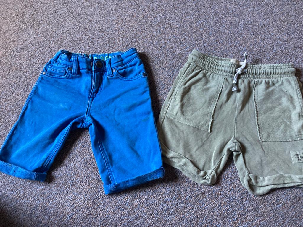 2 korte broeken (kobalt blauw/ groen), Kinderen en Baby's, Kinderkleding | Maat 110, Ophalen of Verzenden, Zo goed als nieuw, Jongen