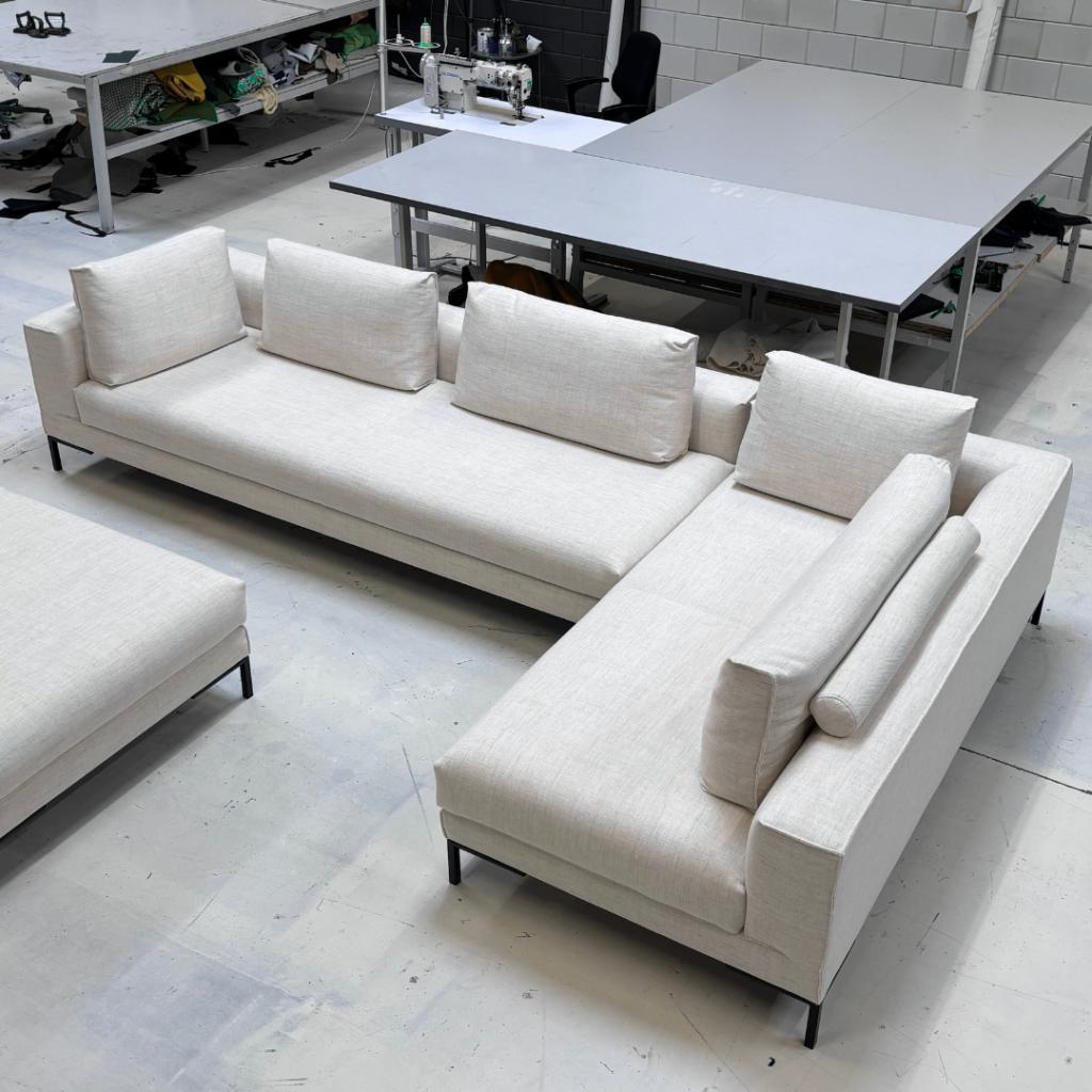 Bank, stoel of fauteuil laten stofferen? Vraag Offerte aan!, Huis en Inrichting, Banken | Bankstellen, Zo goed als nieuw, Hoekbank