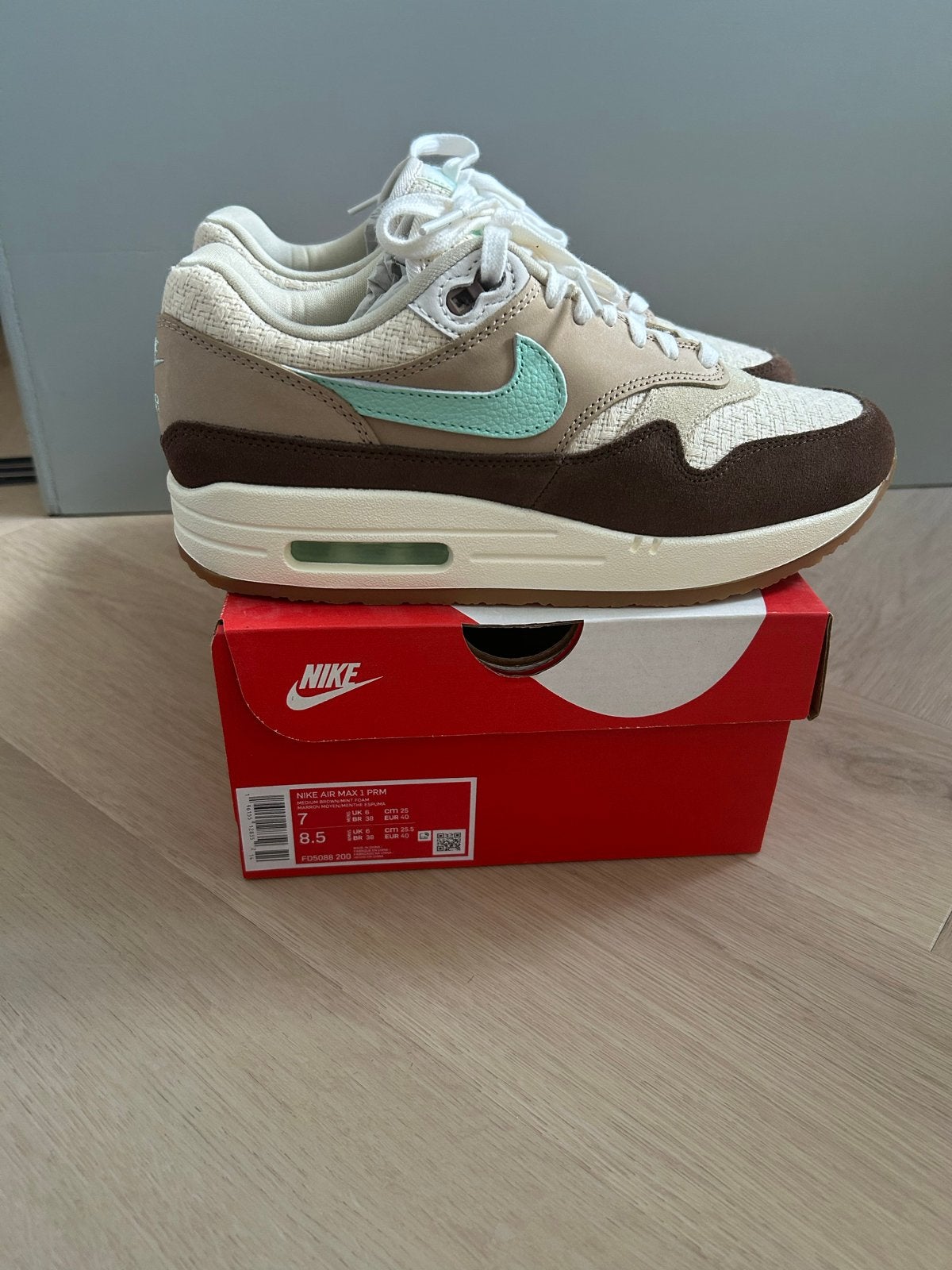 Nike Air Max 1 "Hemp" - Maat 40 - DS, Kleding | Heren, Ophalen of Verzenden, Nieuw, Bruin, Sneakers of Gympen