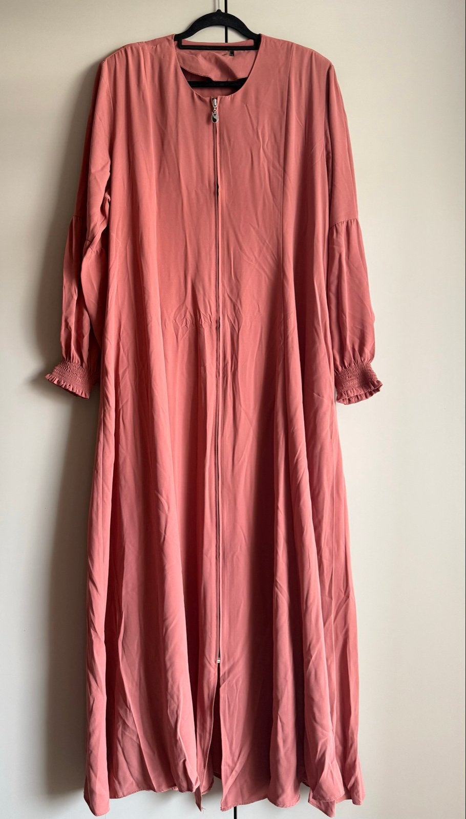 Roze maxi jurk met rits en gesmokte mouwen, Kleding | Dames, Verzenden, Zo goed als nieuw, Roze, Onder de knie