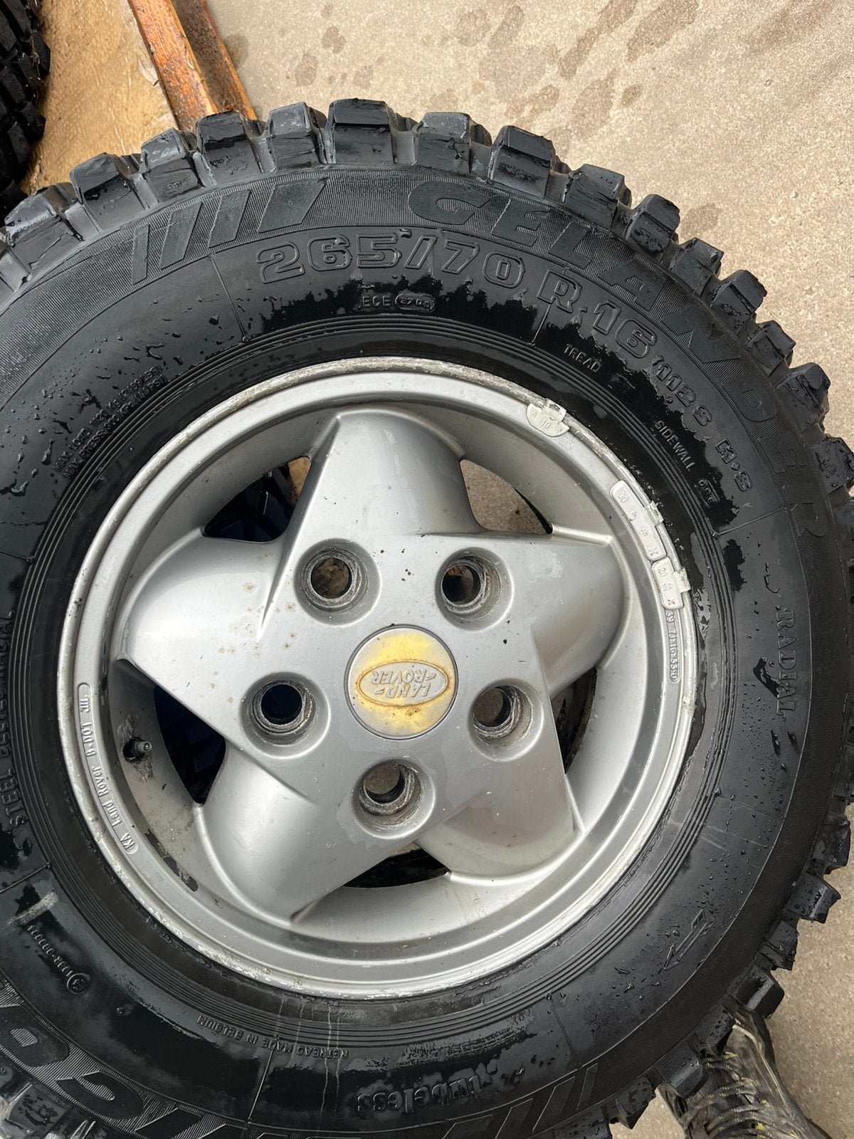 Te koop lanrover defender ruwterein banden met velg 5 stuks, Auto-onderdelen, Ophalen, All Season, Banden en Velgen