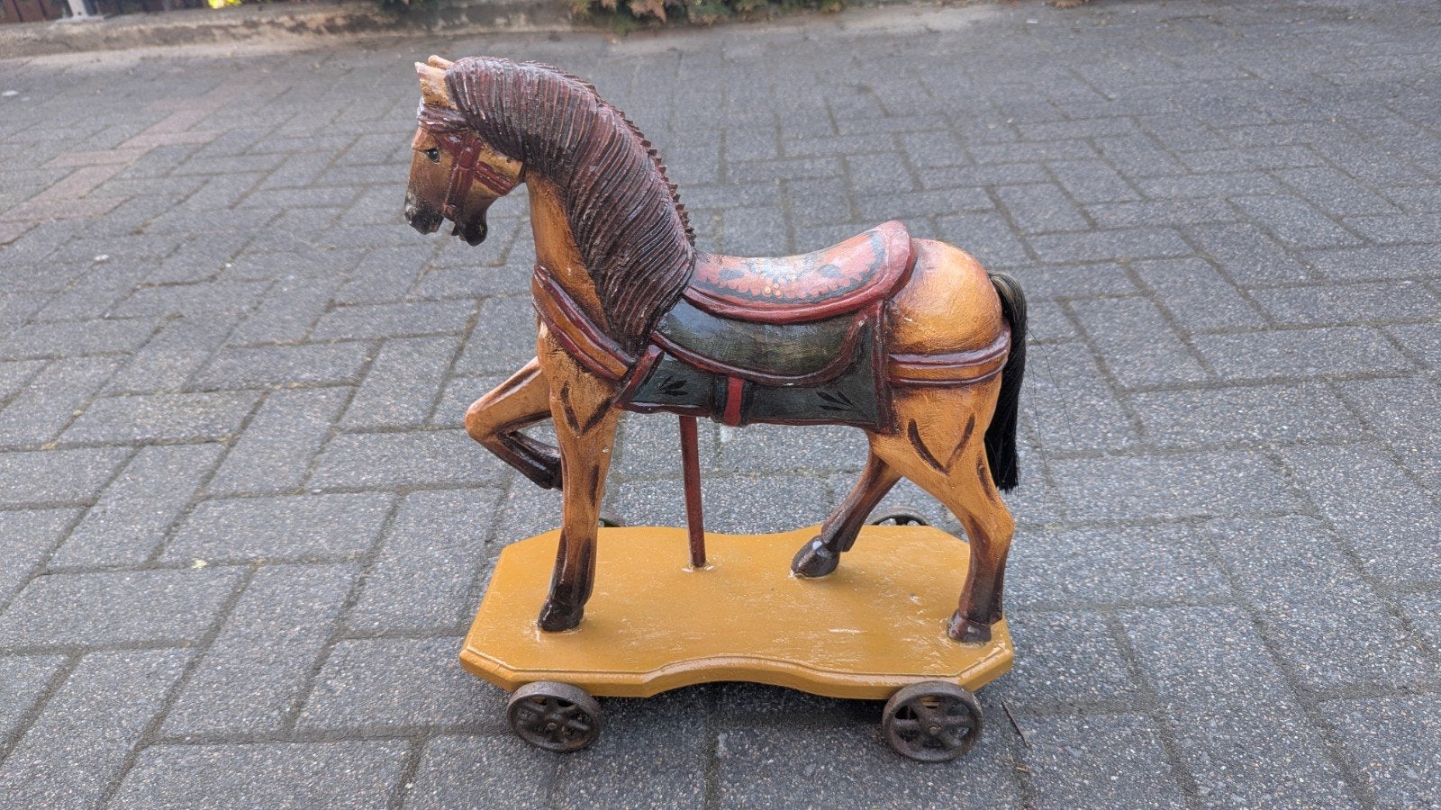 Oude houten decorative paard, Ophalen