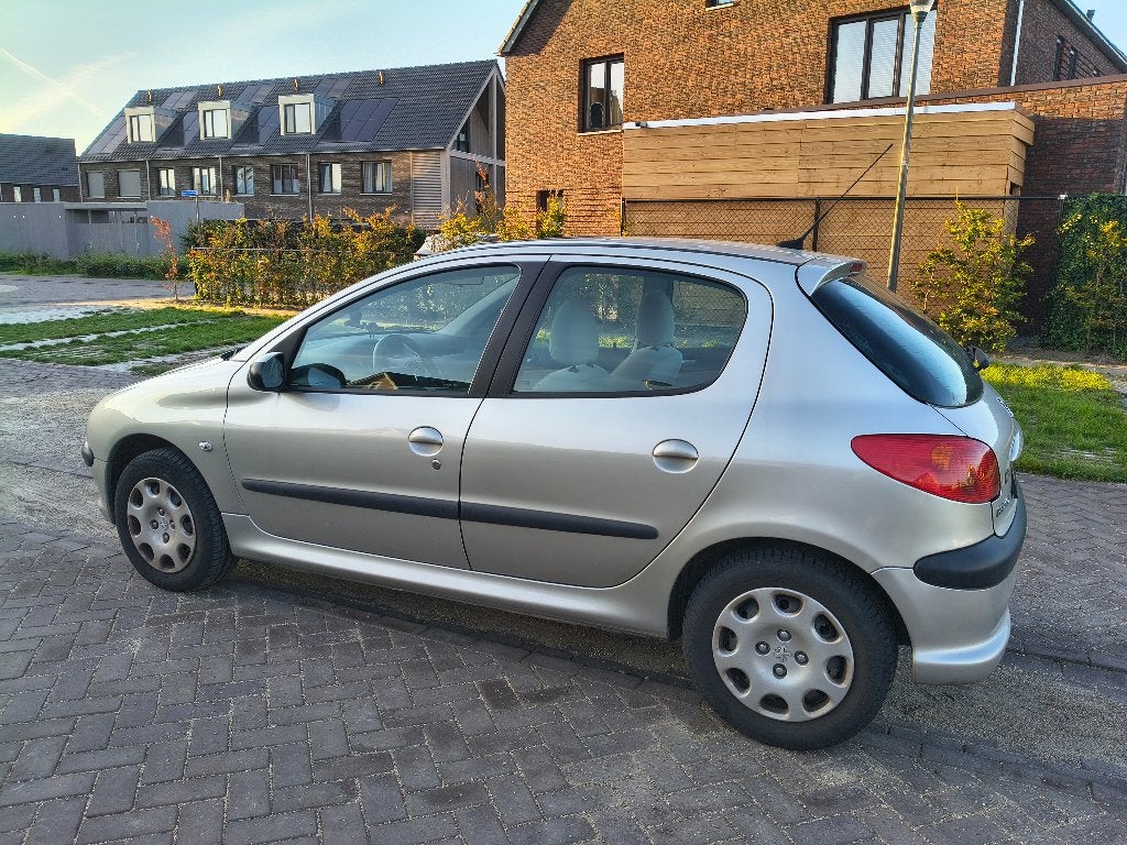 Peugeot 206 1.6 16V Gentry 5D AUT 2005 Grijs, Auto's, Dealer onderhouden, 40 €/maand, 4 cilinders, 1039 kg