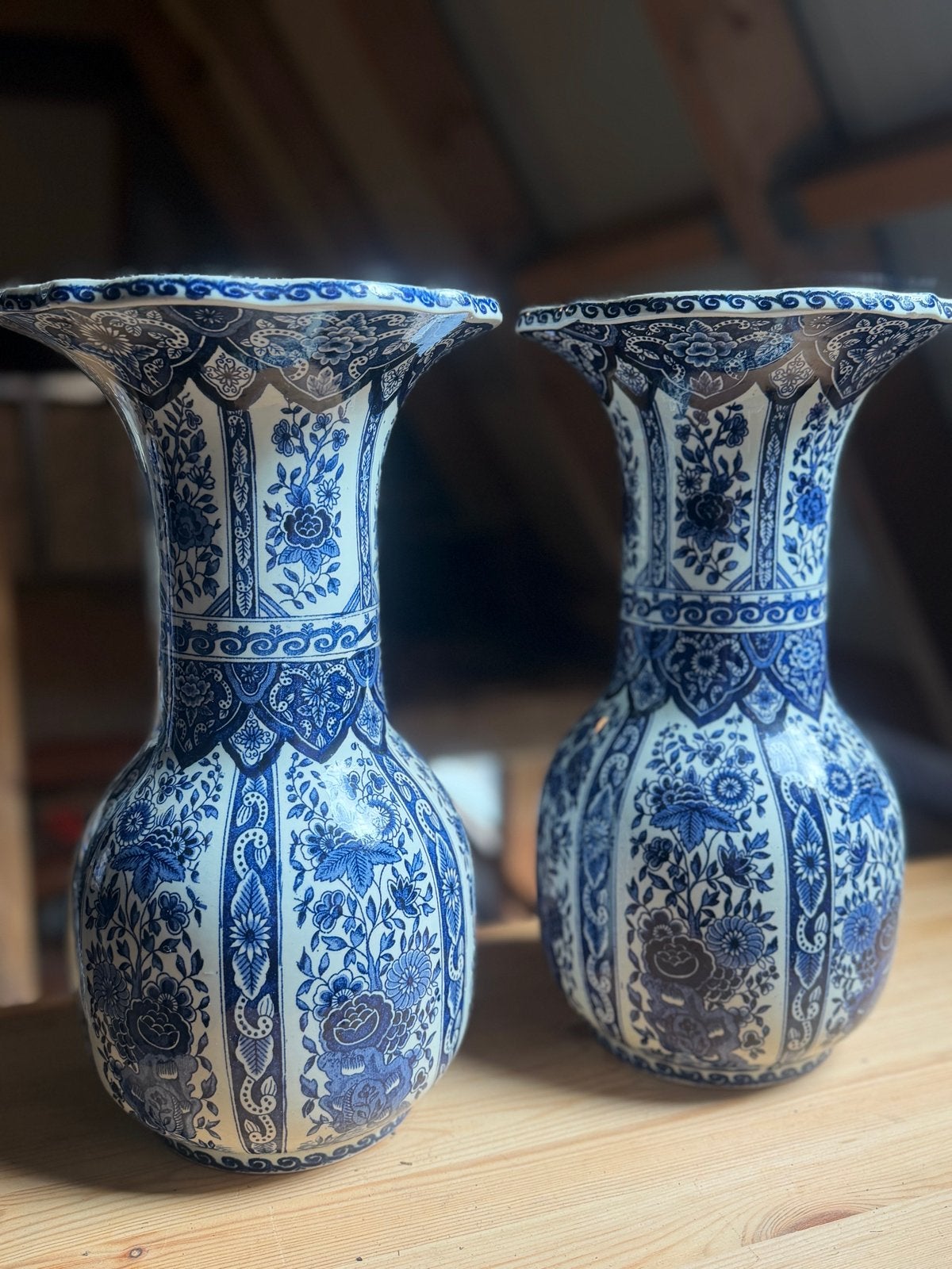 Set van 2 Delfts blauwe trompetvazen met florale patronen, Antiek en Kunst, Ophalen of Verzenden