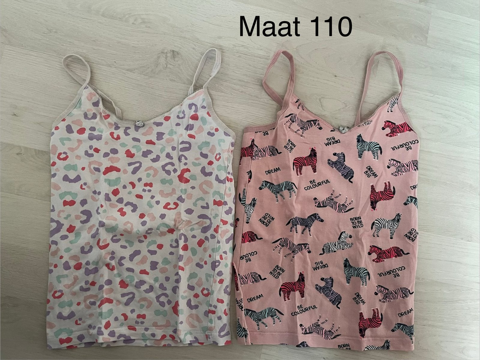 2 hemdjes met zebra’s en panterprint, maat 116, 95% katoen, Ophalen of Verzenden, Gebruikt, Meisje, Nacht- of Onderkleding