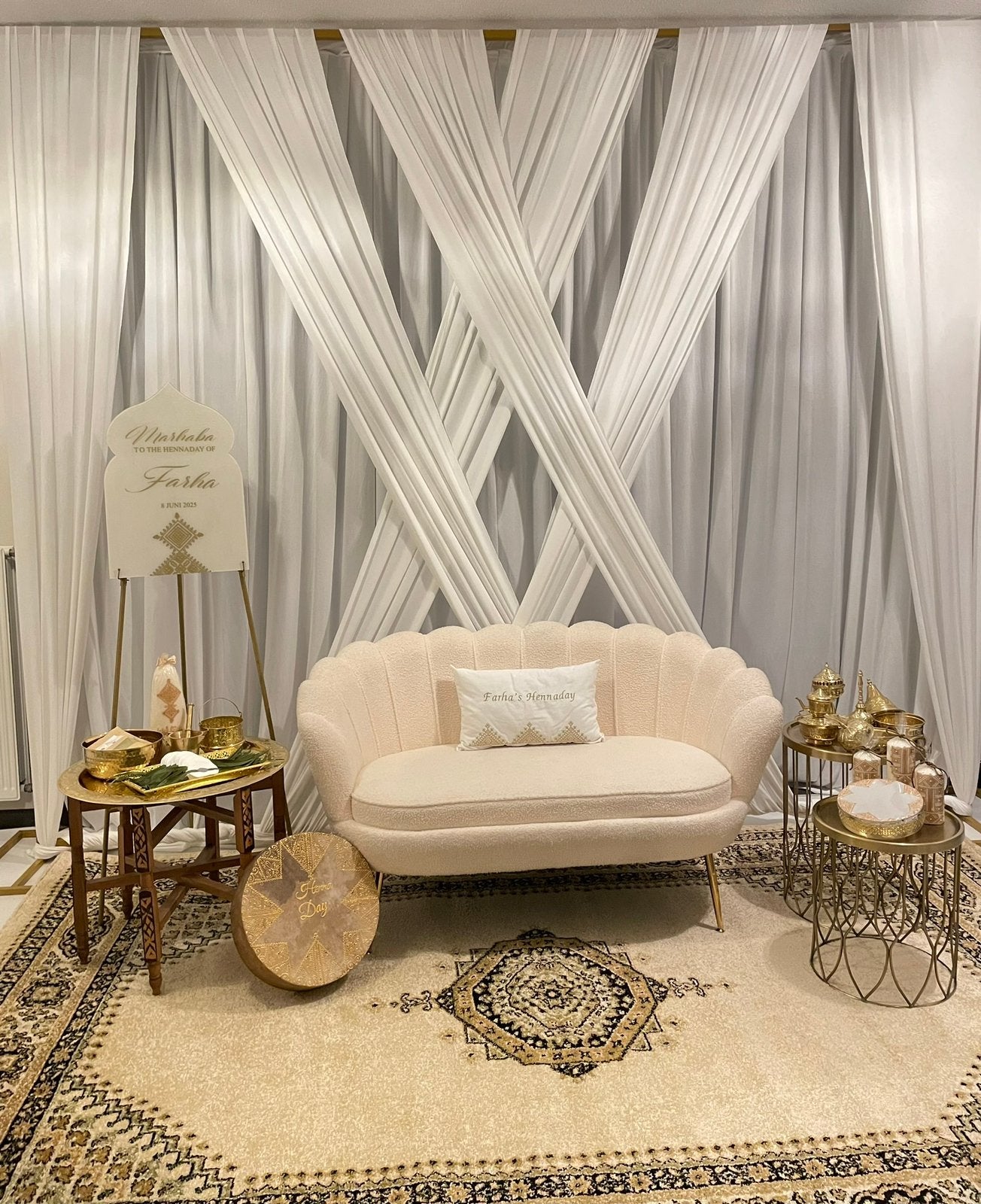 Te huur: Hennastage inclusief vlechtgordijn backdrop, Ophalen, Zo goed als nieuw, Geboorte of Huwelijk